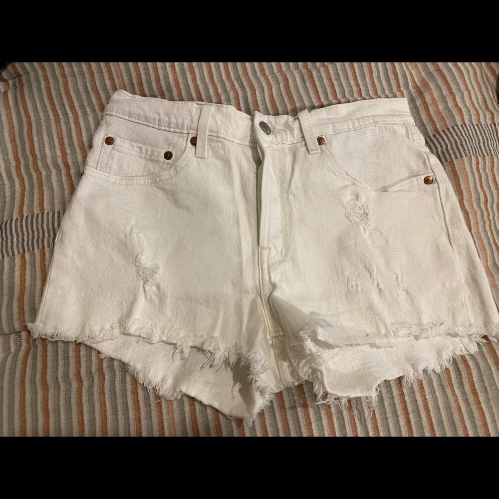 White Levi’s shorts
